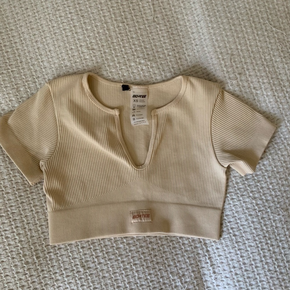 Bo + Tee Oh Polly Ribbed Cream Yellow V Neck Seamless Workout Crop Top Tee Shirt